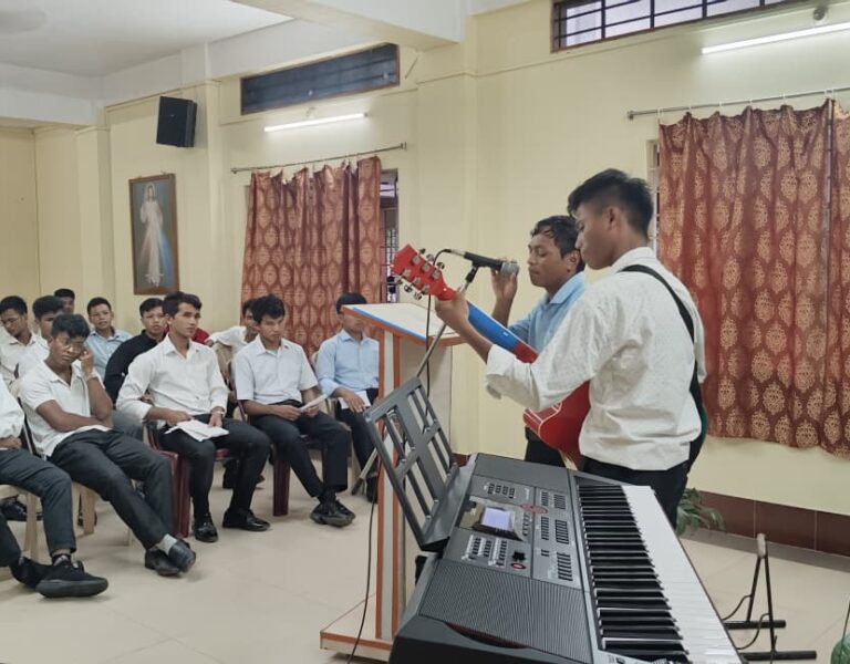 Self-Composed Welcome Song Singing Competition for Pre-Novices