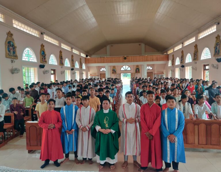 Parish of Lum Sinai Organizes Two-Day Seminar for 500 Youngsters on “Rooted in Christ and in Society”
